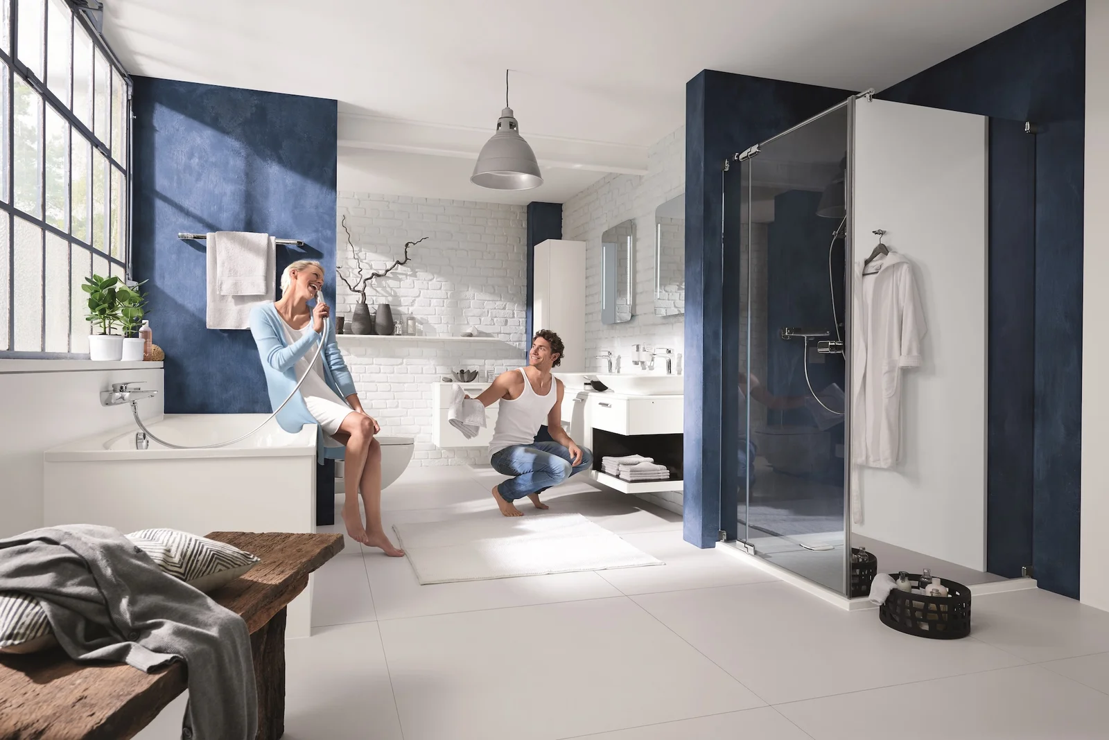 Modernes Badezimmer mit weißen Sanitärobjekten